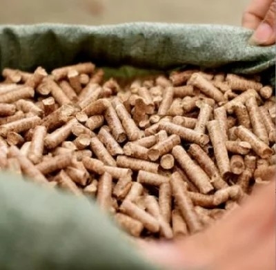 マツ生物量の燃料木餌、煉炭の生物量のおがくずの餌