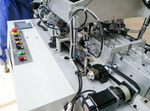 大人のマスクを作り出すためのフル オートの使い捨て可能なマスク機械